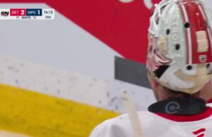 Josh Morrissey con un gol contra los Detroit Red Wings