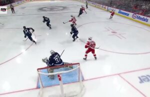Lucas Raymond con un gol de Powerplay contra Winnipeg Jets