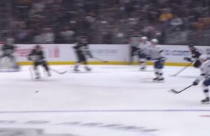 Adrian Kempe con un gol contra Tampa Bay Lightning