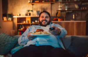 ¡Cuidado con los adictos a la televisión! Sentarse demasiado puede provocar 19 problemas de salud graves