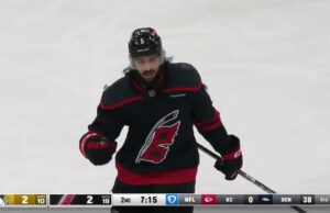 Jalen Chatfield con un gol contra los Pingüinos de Pittsburgh