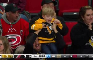 Erik Karlsson con un gol contra Carolina Hurricanes