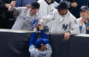 MLB suspende a dos fanáticos de los Yankees que interfirieron con las apuestas de los Dodgers