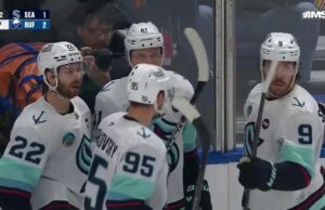 Ryker Evans con un gol contra Buffalo Sabres