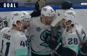 Andre Burakovsky con un gol contra Buffalo Sabres