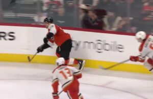 Garnet Hathaway con un gol contra los Anaheim Ducks