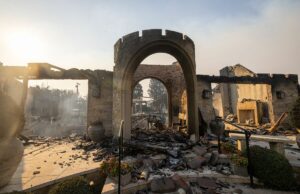 Los incendios asestan otro golpe a la tambaleante industria del entretenimiento y a la ciudad