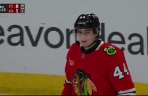 Jakob Pelletier con un gol contra Chicago Blackhawks