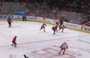 Ethen Frank con un gol contra los Anaheim Ducks