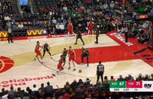 Jakob Poeltl lo remata