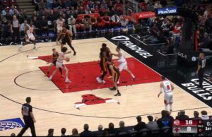 ¡Julian Phillips lo tira al suelo!