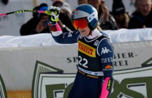 Lindsey Vonn cae mientras se encamina hacia el podio en la Copa del Mundo super-G