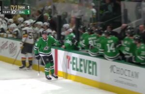 Roope Hintz con un gol contra Vegas Golden Knights