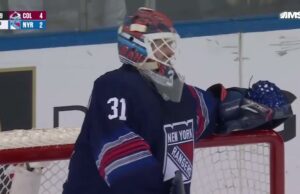 Juuso Parssinen con un gol contra los Rangers de Nueva York