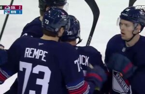 Sam Carrick con un objetivo contra Colorado Avalanche