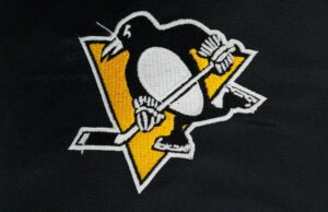 Fuentes: Fenway Sports Group busca vender la participación de los pingüinos