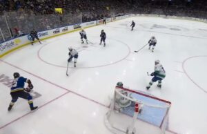 Dylan Holloway con un objetivo contra Vancouver Canucks