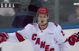 Sebastian Aho con un gol contra los Rangers de Nueva York