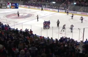 Simon Holmstrom con un objetivo vs. Colorado Avalanche