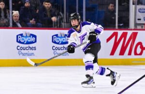 Signos de cubierta superior PWHL Forward Taylor Heise en medio de impulso deportivo femenino