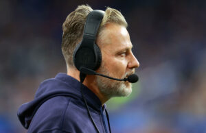 Según los informes, los Cowboys contrataron al ex entrenador de los Bears, Matt Eberflus, como coordinador defensivo