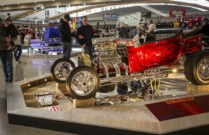 Los entusiastas de los automóviles de todas las edades admiran vehículos en World of Wheels