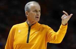 El baloncesto Tennessee Vols derrota a Arkansas y permanece invicto