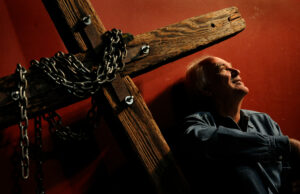 Arthur Blessitt, que llevaba una cruz en todo el mundo, muere a los 84