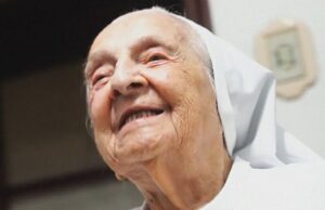 Una monja brasileña amante del fútbol encabeza la lista de la persona viva más anciana del mundo con casi 117 años