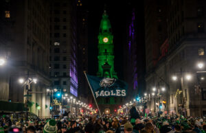 Los fanáticos de las Eagles trean los postes, bailan en las calles para celebrar el viaje del equipo al Super Bowl 59