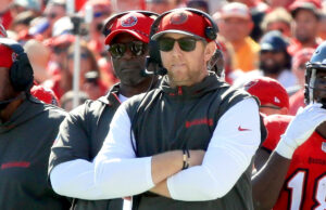 Se informa que el OC de los Buccaneers, Liam Coen, acepta la oferta de entrenador en jefe de los Jaguars, revirtiendo el curso de la extensión de Tampa Bay