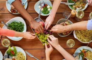 Es un estilo de vida | Uvas debajo de la mesa, manifestación o vision boarding: ¿Cómo estás fijando tu intención para 2025?