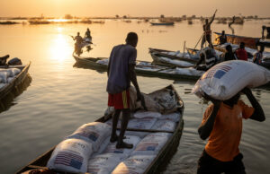 Cómo se está tambaleando el mundo de Trump's Aid Freeze