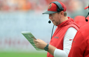 Según los informes, Buccaneers OC Liam Coen sigue siendo un candidato para Jaguars HC Job a pesar de aceptar la extensión con Tampa