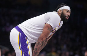 Los Lakers pierden a Anthony Davis por una lesión abdominal, impresionado por el equipo de los 76ers jugando sin Joel Embiid, Paul George