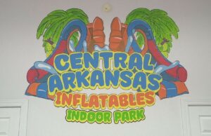 Se abre un nuevo parque inflable cubierto en Bryant, llenando el vacío de entretenimiento para las familias locales