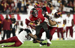La dura carrera de Baker Mayfield hace tambalearse a Bobby Wagner y prepara el touchdown de los Buccaneers contra los Commanders