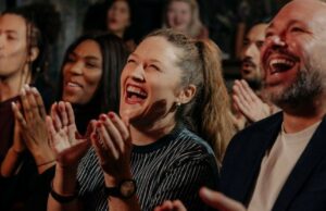 Empire Comedy Club trae risas y entretenimiento a Portland