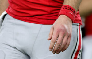 El mariscal de campo de Ohio State, Will Howard, juega en el Cotton Bowl con una lesión espantosa en la mano izquierda