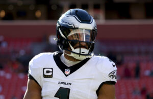 Jalen Hurts de los Eagles ascendido a participante pleno en la práctica antes del juego de comodines contra los Packers