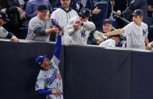 Dos fanáticos que agarraron a Betts en Serie Mundial prohibidos por la MLB