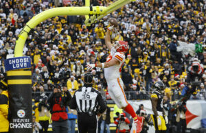 Travis Kelce multado con 14.000 dólares por la NFL por rendir homenaje a Tony González con una volcada de celebración de TD