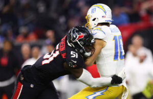 Los Texans obligan a Justin Herbert a un día de pesadilla y dominan a los Chargers en la victoria del comodín