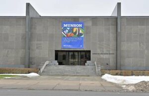 La serie de películas de Munson presenta 'Entre los templos'