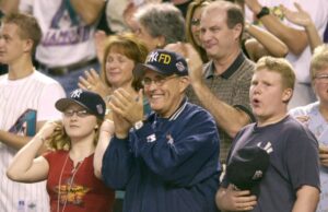Rudy at the Bat: Giuliani lucha para salvar sus anillos de Serie Mundial de los Yankees del veredicto de $148 millones