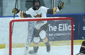 Hockey en la escuela secundaria: el gol de Flynn eleva a Manchester sobre Bedford