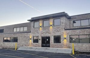 Centro de entretenimiento familiar apuntando a la ciudad de Cedarburg