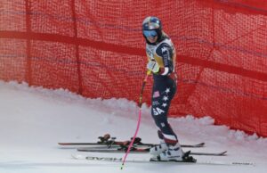 Lindsey Vonn cae al final de un entrenamiento de descenso en Cortina
