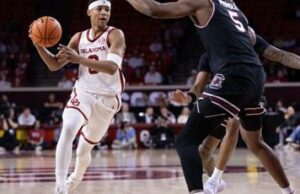 El baloncesto masculino de OU derrota a Arkansas 65-62 y obtiene la primera victoria como visitante en la SEC