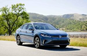 El Volkswagen Jetta 2025 es un coche de carretera europeo a precio de ganga